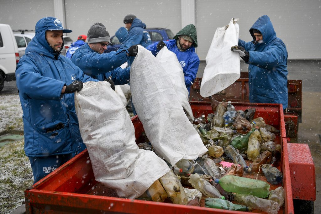 Із Закарпаття в Угорщину пливуть Тисою тонни сміття