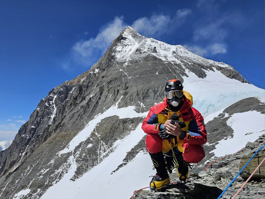 Сілард Шугайда з горою Еверест висотою 8848 метрів на задньому плані