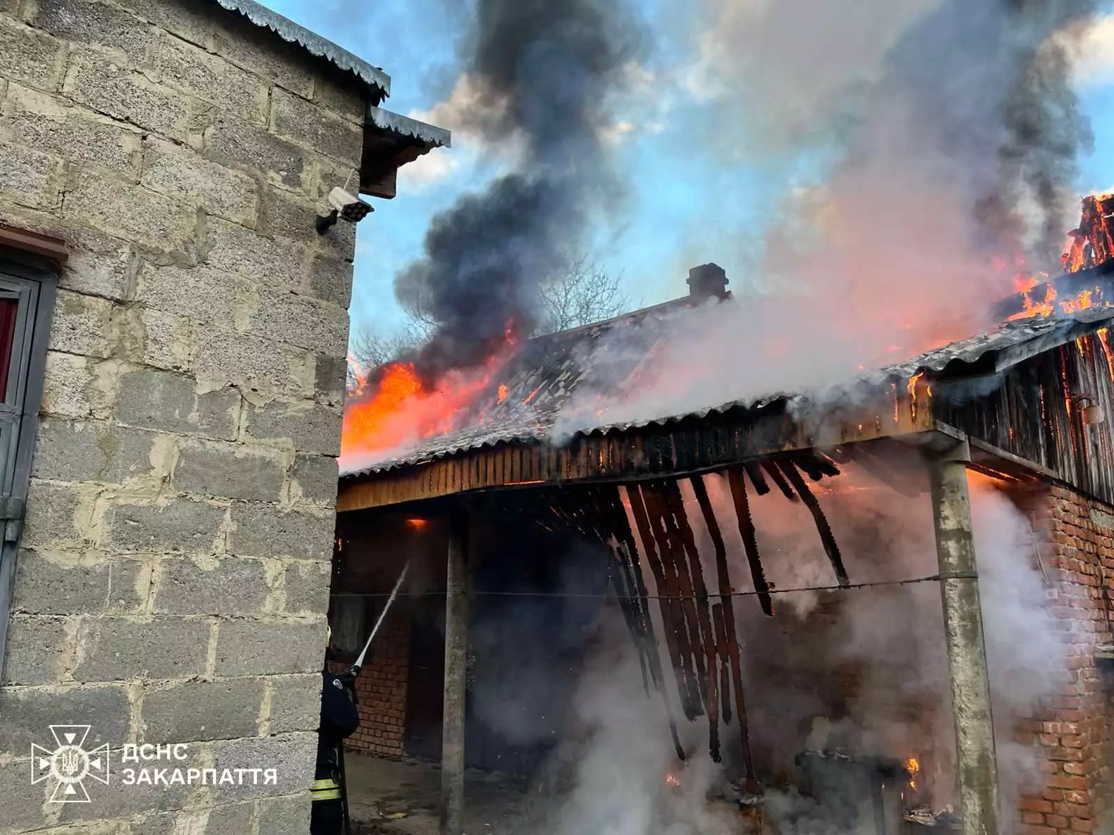 На Тячівщині горів житловий будинок				
   
Події