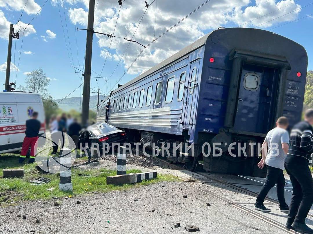 На Закарпатті сталася автотроща за участі потягу      Події