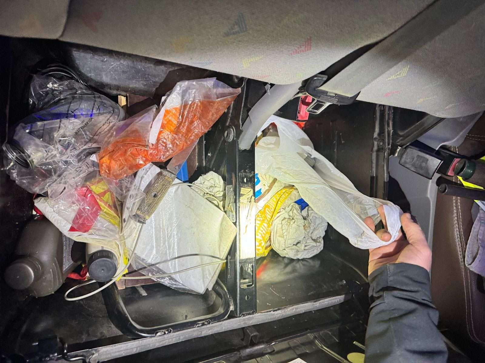Закарпатець хотів завезти в Україну «чужі» 40 тисяч доларів без декларування				
   
Події