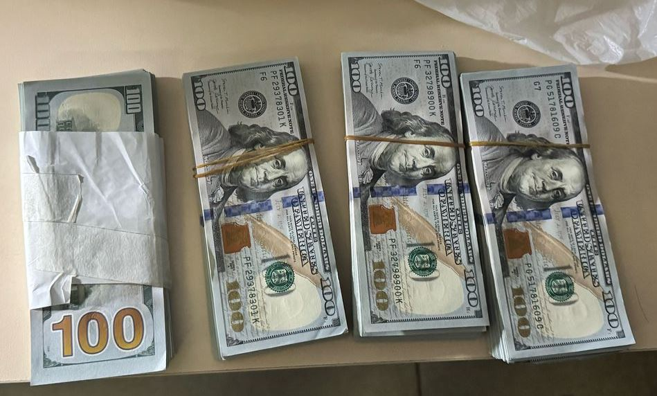 Закарпатець хотів завезти в Україну «чужі» 40 тисяч доларів без декларування				
   
Події