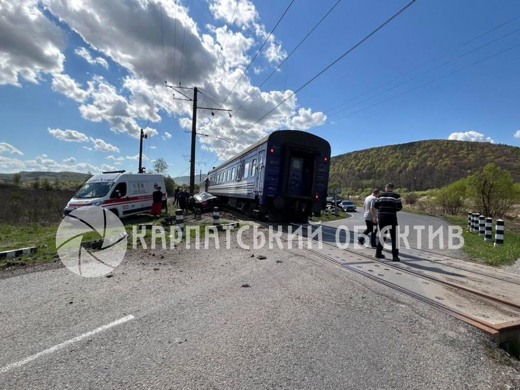 На Закарпатті сталася автотроща за участі потягу      Події