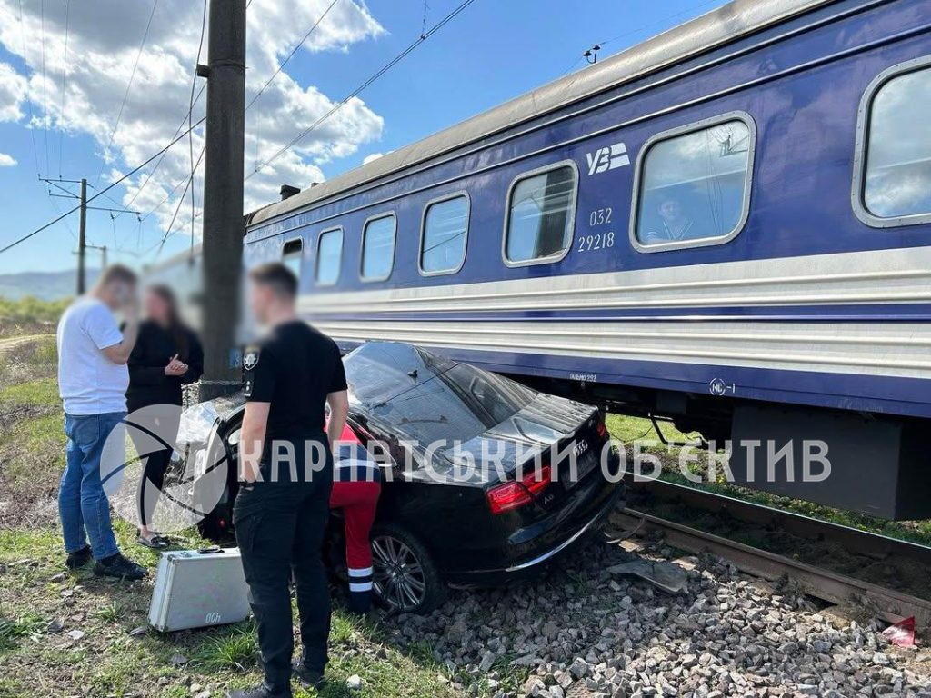 На Закарпатті сталася автотроща за участі потягу      Події