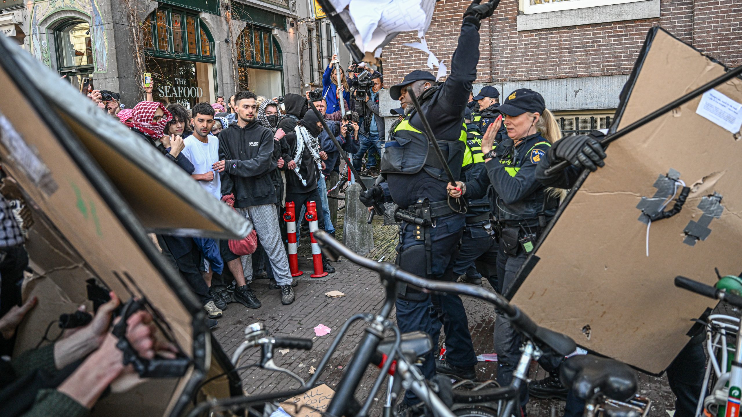 У Нідерландах молоді люди закидали поліцейських велосипедами