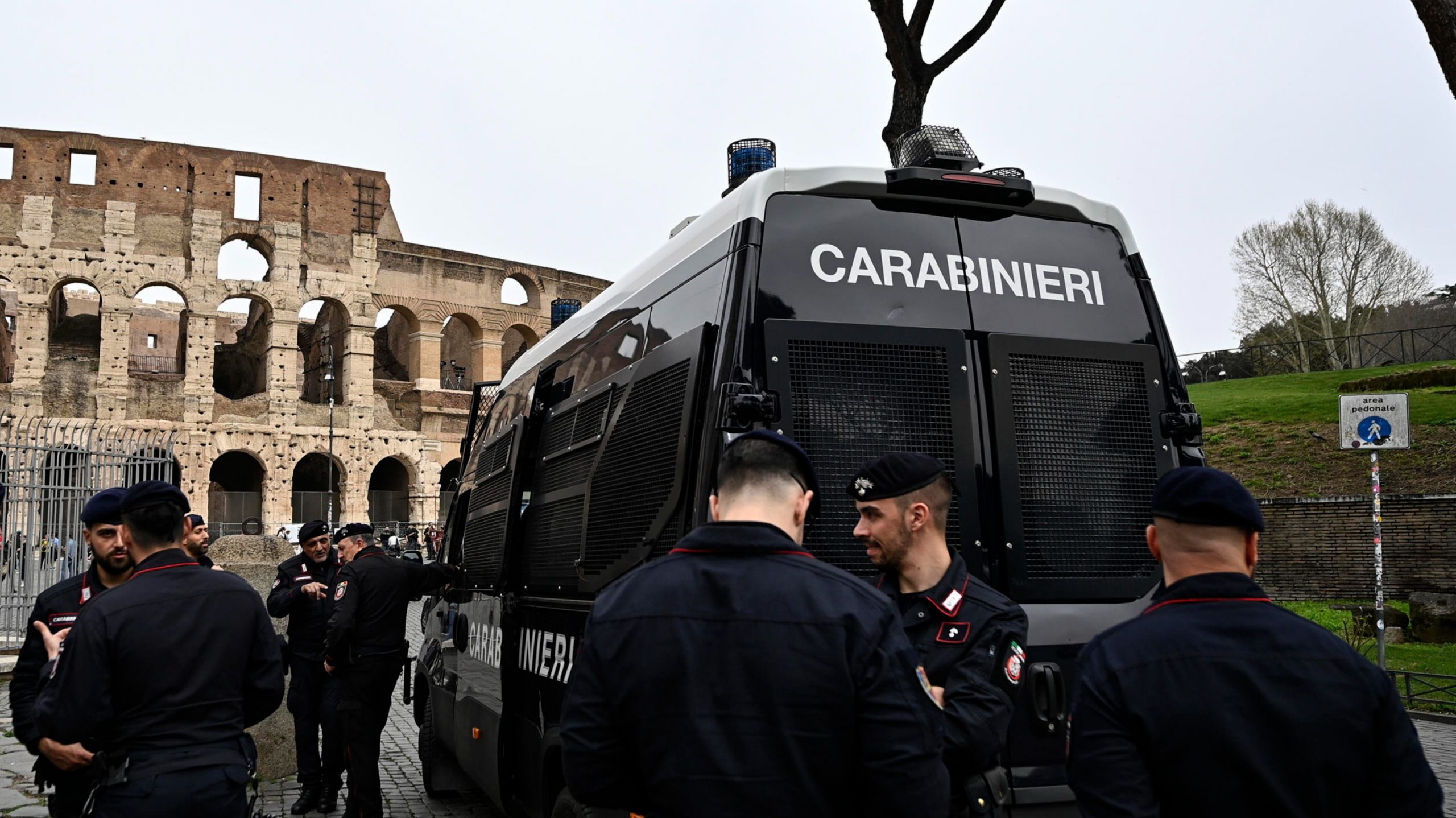 A Colosseum kerítésére nyársalódott fel egy amerikai turista