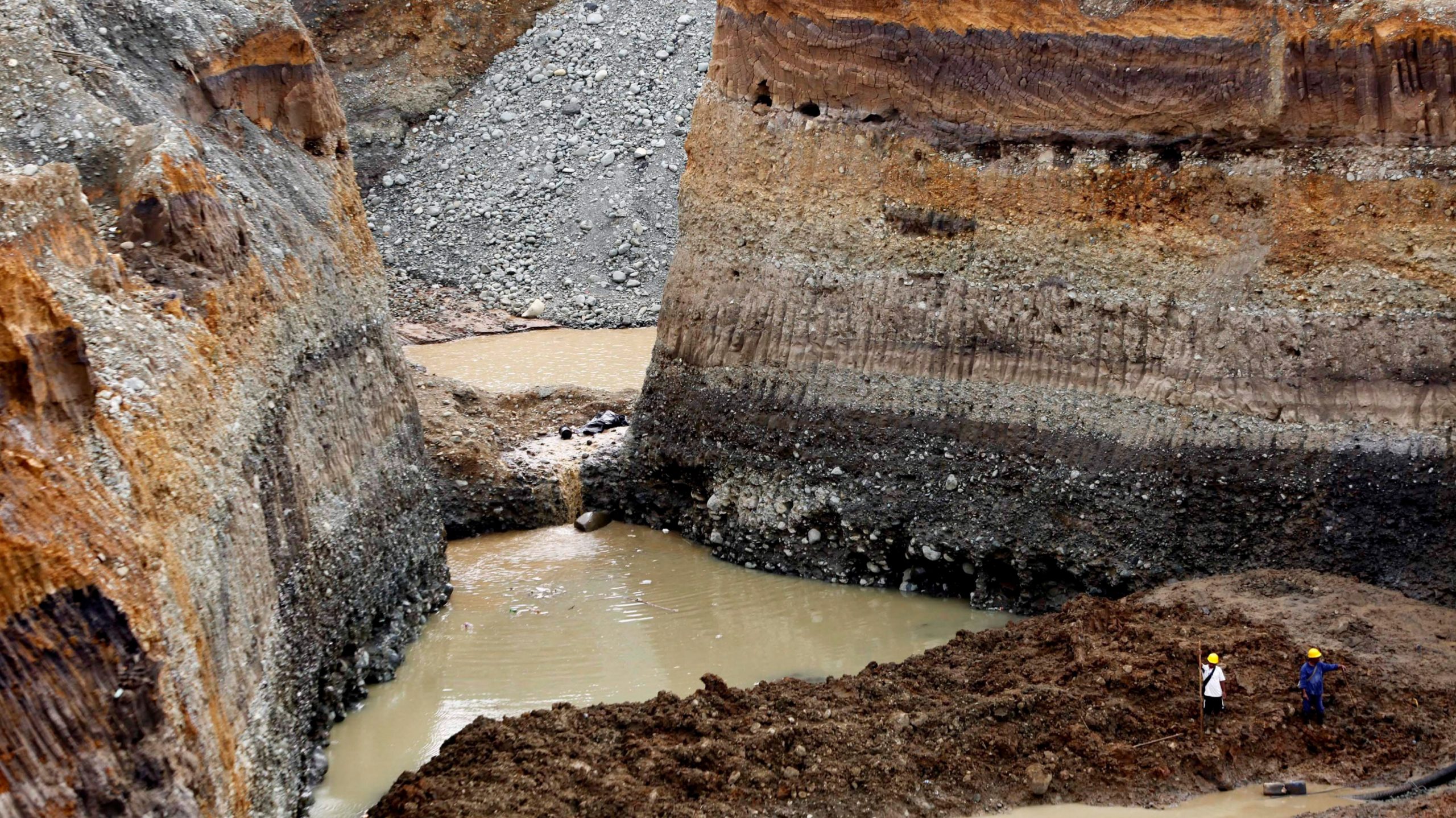 Százakat ejthetett csapdába egy aranybánya Kogóban, eddig tíz holttest került a felszínre