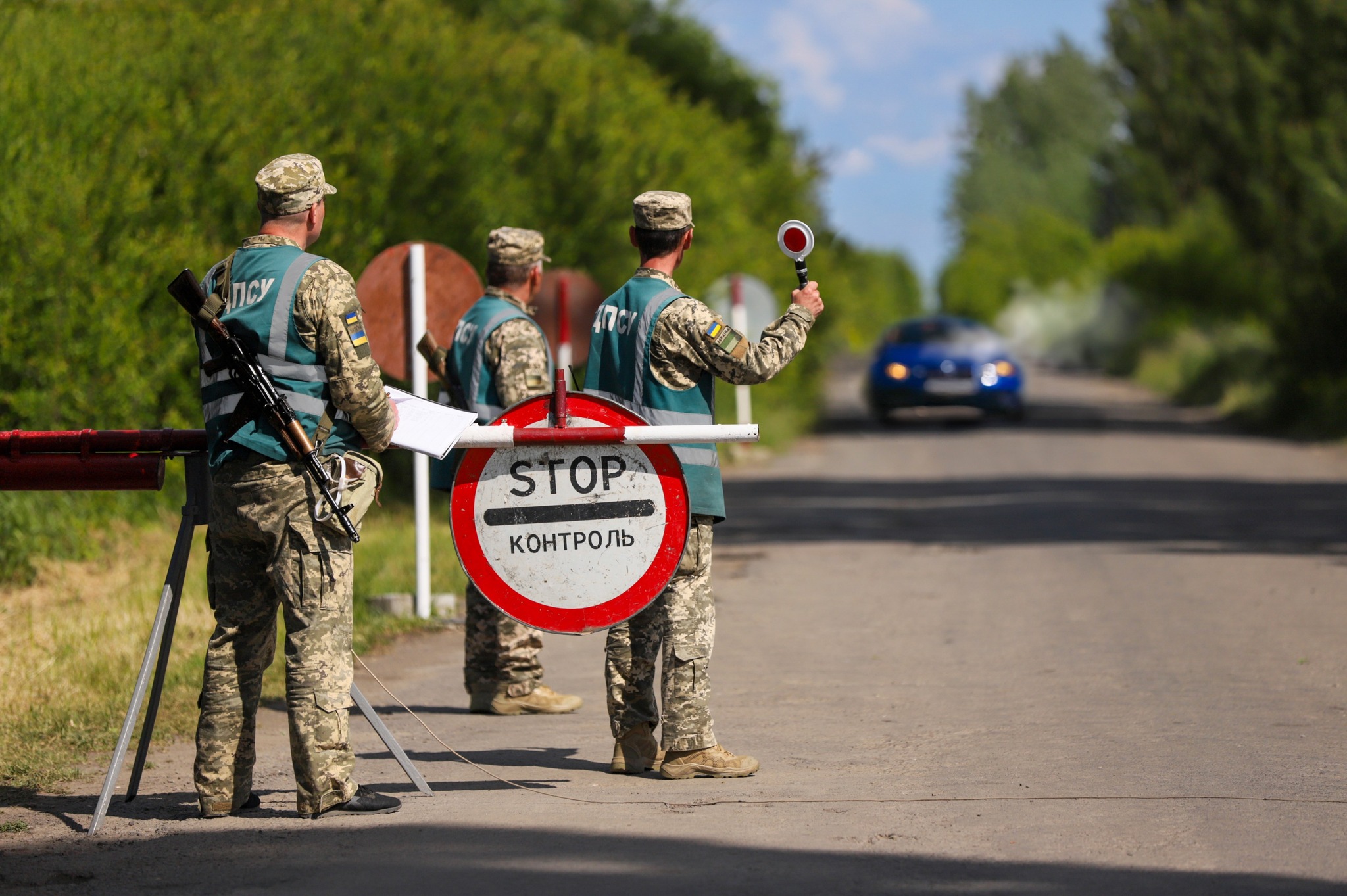 На Закарпатті прикордонники загасили автівку, яка загорілася під час руху