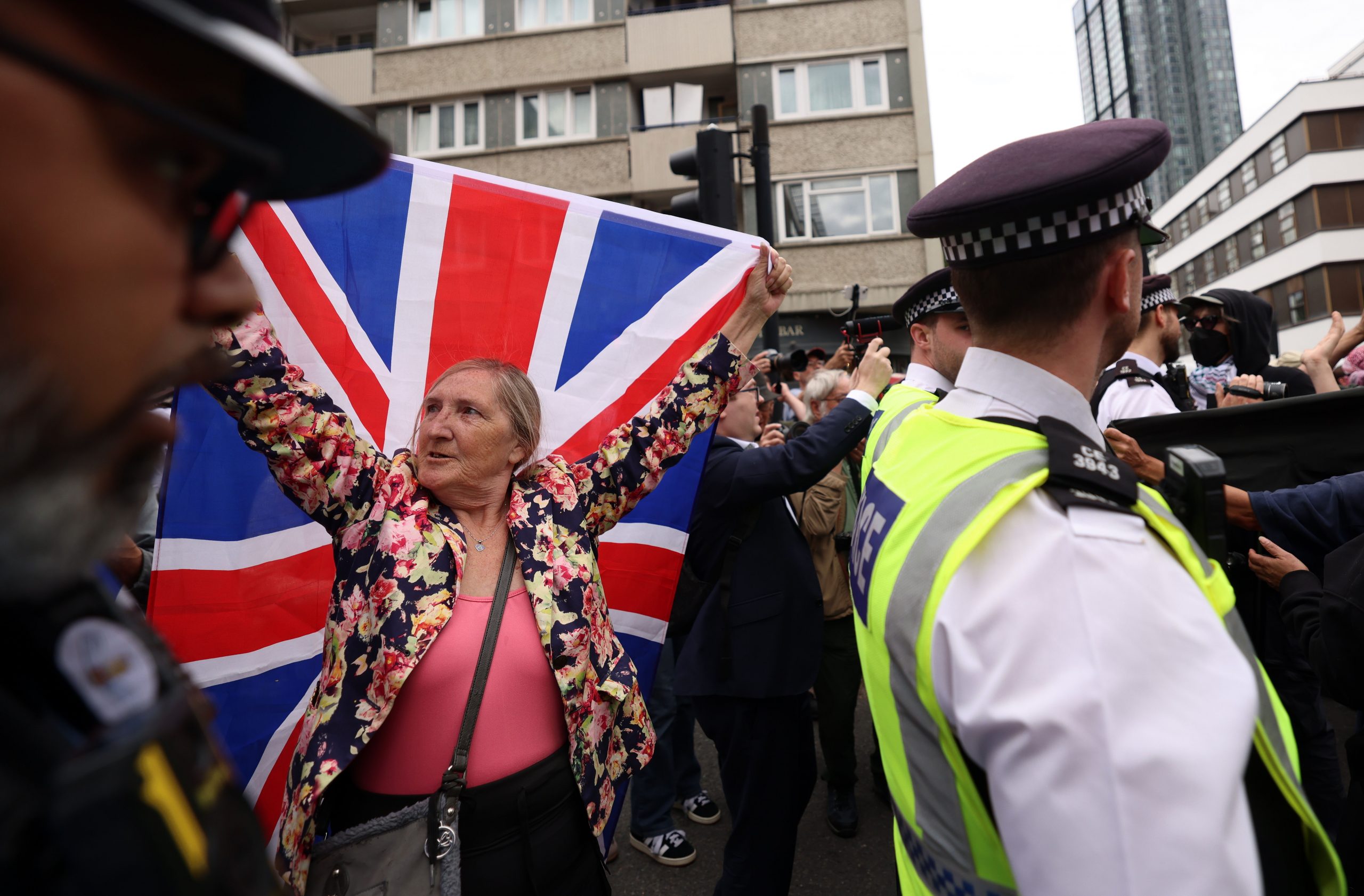 Több városban is tüntetések voltak Nagy-Britanniában, mert a kormány szállodában helyezte el a migránsokat