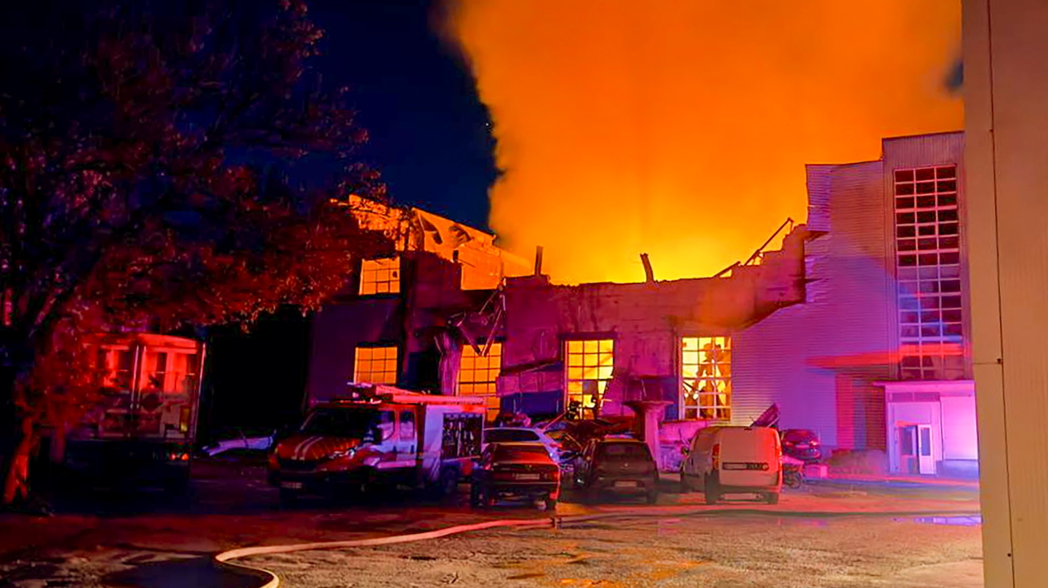 Oroszország és Ukrajna egymást bombázták hajnalban, civilek vesztették életüket mindkét oldalon