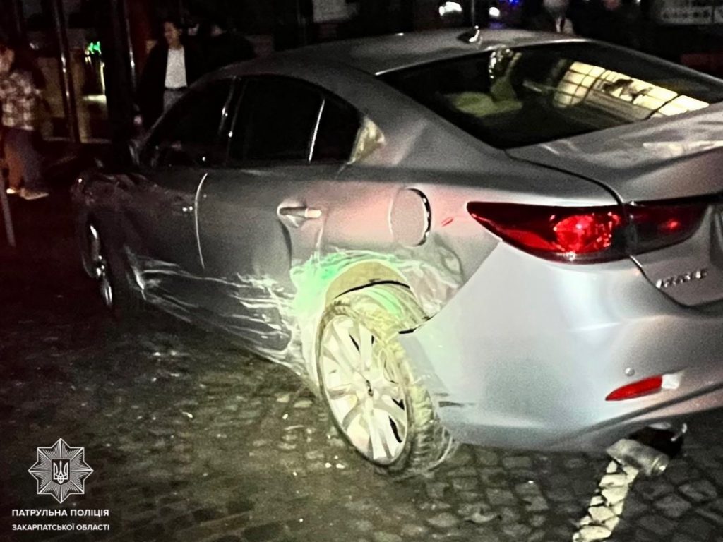 В Ужгороді нетверезий водій в’їхав у припарковане авто