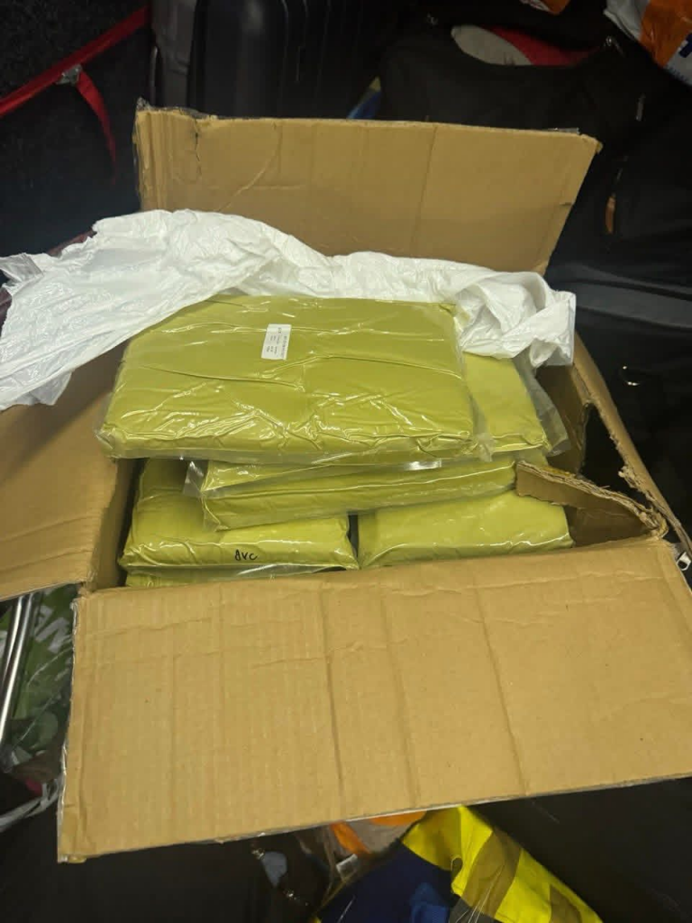 На кордоні зі Словаччиною митники вилучили понад 700 кг наркотичного чаю				
   
Події