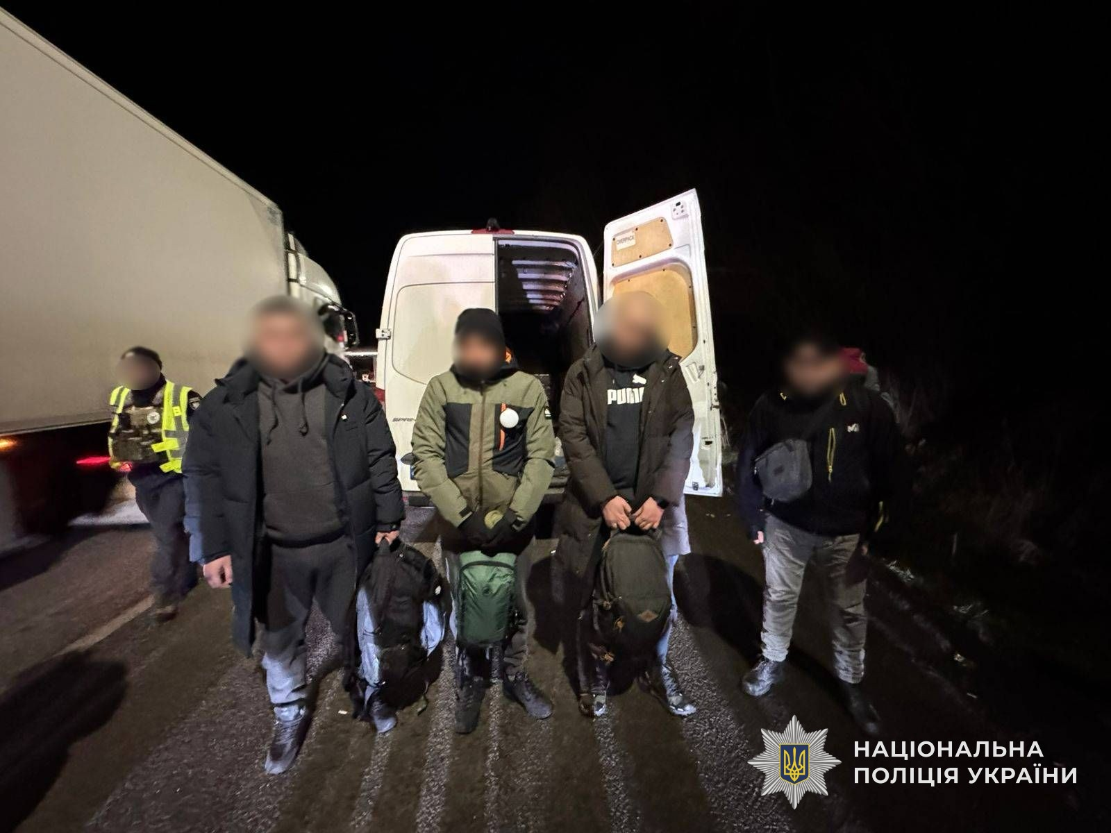 На в’їзді до Закарпаття затримали переправника військовозобов’язаних, який віз чоловіків під виглядом опломбованого вантажу				
   
Події